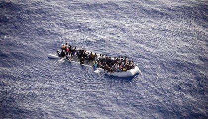 Ein Schlauchboot sinkt im Mittelmeer. Wer würde sich freiwillig auf diese Reise begeben?