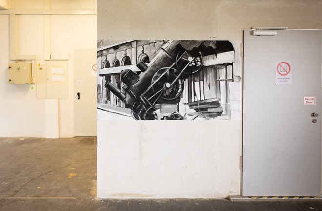 Abstürzende Dampflok: kunstvolle Wandmalerei im alten Nordflügel. Abstürzende Dampflok: kunstvolle Wandmalerei im alten Nordflügel.