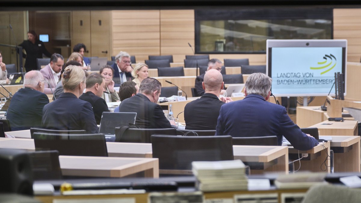 Der parlamentarische Ausschuss, der die Verquickungen in der Landespolizei untersucht. Foto: Joachim E. Röttgers