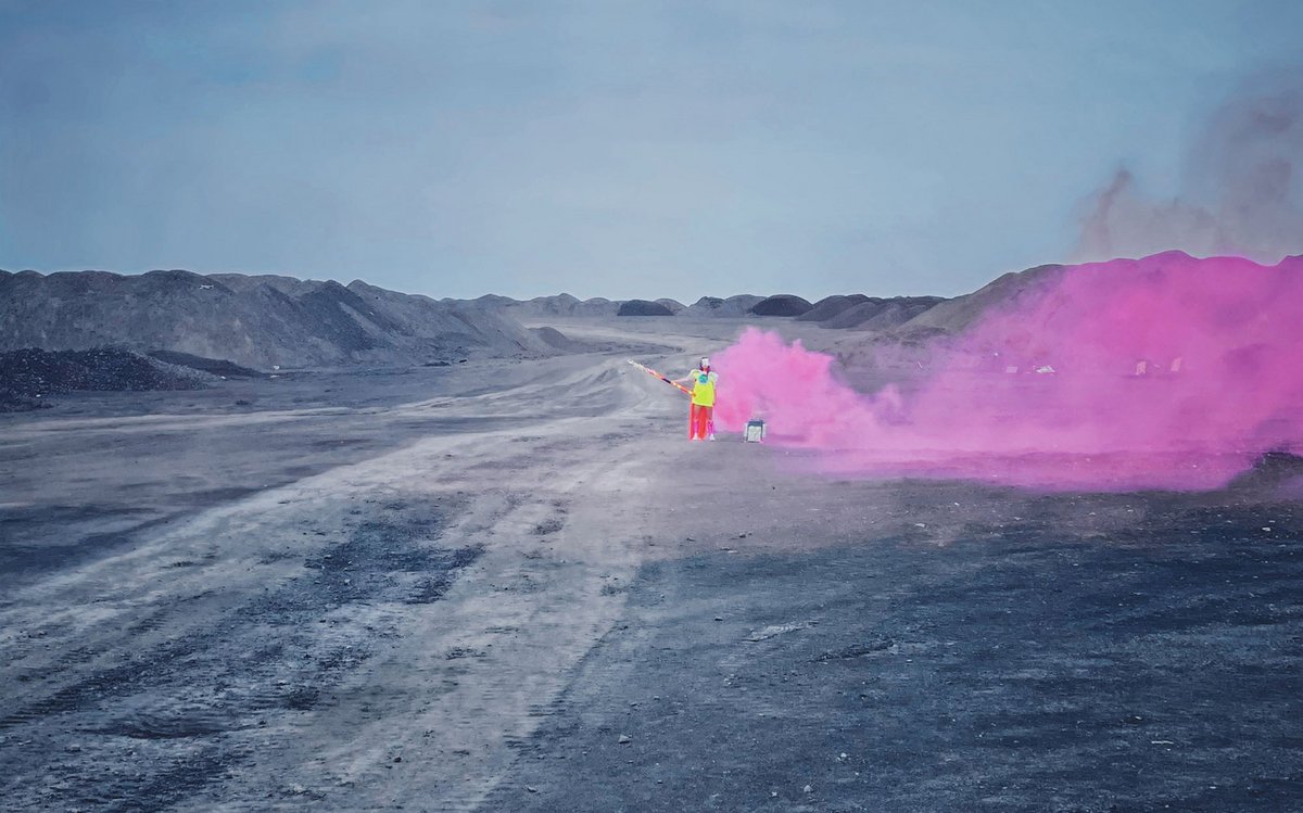   Vielleicht hebt diese Heldin gleich ab und hinterlässt eine rosa Wolke in der Trostlosigkeit.