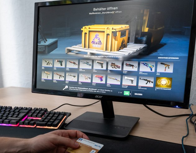 Eine Kiste voll Waffen, die eine bunter als die andere.