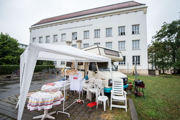 Der "Somittel"-Schriftzug nutzt dieselbe Type wie das beliebte Modelabel Supreme.