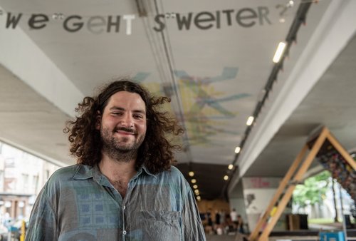 Sozialarbeiter Marco Zörn verspricht: Bald gibt es wieder Kaffee, und auch die Küche kommt wieder.