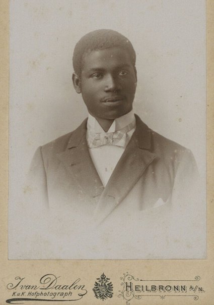 Rudolf Duala Manga Bell um 1902, portraitiert vom K.u.K. Hofphotograph. Foto: Stadtarchiv Aalen Q1197 Rudolf Duala Manga Bell um 1902, portraitiert vom K.u.K. Hofphotograph. Foto: Stadtarchiv Aalen Q1197