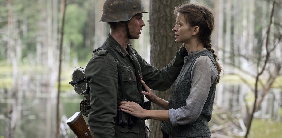 Romantik pur. "Die Liebe wird dir alles verzeihen!", singt Partisanin Wanda (Malgorzata Mikolajczak), nachdem ihr Lover ihren Bruder erschossen hat.  Romantik pur. "Die Liebe wird dir alles verzeihen!", singt Partisanin Wanda (Malgorzata Mikolajczak), nachdem ihr Lover ihren Bruder erschossen hat.