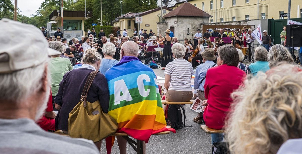 Blockade vor den Kelley Barracks, Africom-Hauptquartier der US-Armee in Stuttgart-Möhringen. Hier werden Drohnenangriffe koordiniert. Foto: Joachim E. Röttgers