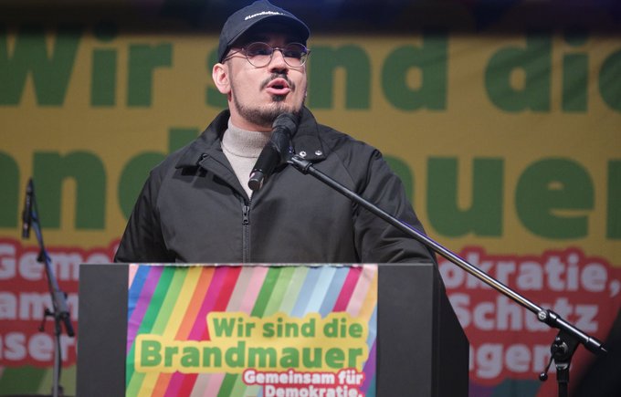 Wir sind näher am Faschismus als noch vor einem Jahr, meint Furkan Yüksel auf der Stuttgarter Demo. Foto: Joachim E. Röttgers