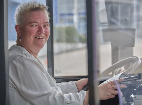 Iris Bacher hat mit 46 Jahren beschlossen, Busfahrerin zu werden.