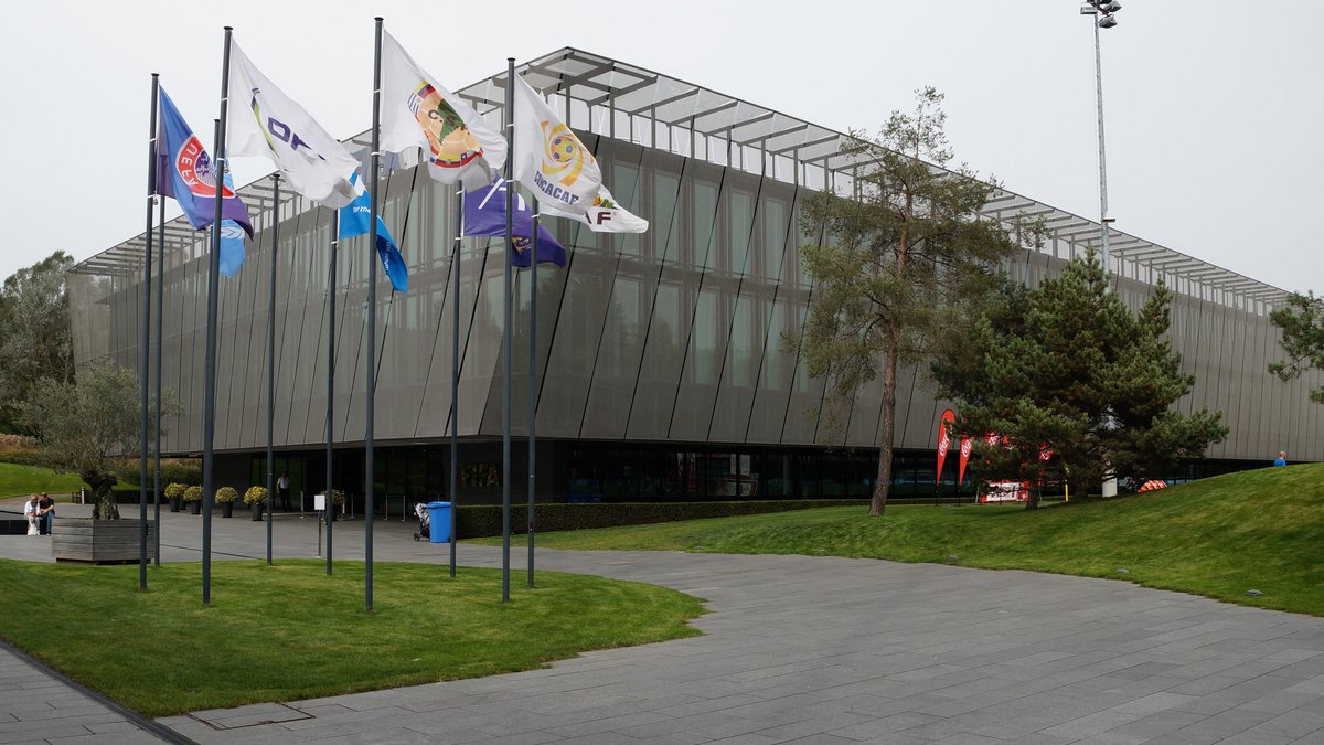 Mächtiger Koloss: die FIFA-Zentrale in Zürich. Foto: albinfo, CC BY-SA 4.0, https://commons.wikimedia.org/w/index.php?curid=63010455