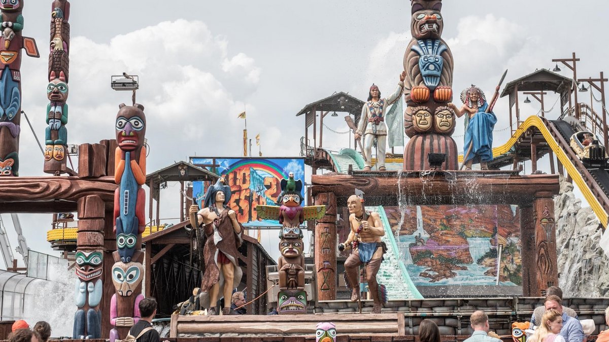 Bis heute hat Karl May Spuren hinterlassen: Winnetou mit Stammesbrüdern auf dem Cannstatter Wasen. Foto: Jens Volle