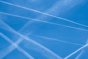 Auch unzählige (Urlaubs-)Flüge tragen zum Klimawandel bei. Foto: Joachim E. Röttgers