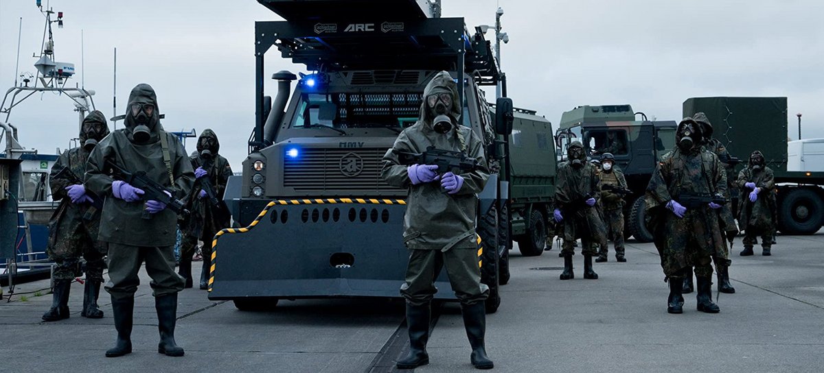 Gegen eine "Taubengrippe" bringt Christian Alvart im TV-Mehrteiler "Sløborn" fette Waffen in Stellung. Foto: Krzysztof Wiktor Gegen eine "Taubengrippe" bringt Christian Alvart im TV-Mehrteiler "Sløborn" fette Waffen in Stellung. Foto: Krzysztof Wiktor