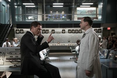 Laborleiter und wahres Monster Strickland (Michael Shannon) mit dem jüdischen Wissenschaftler Hoffstetler (Michael Stuhlbarg).