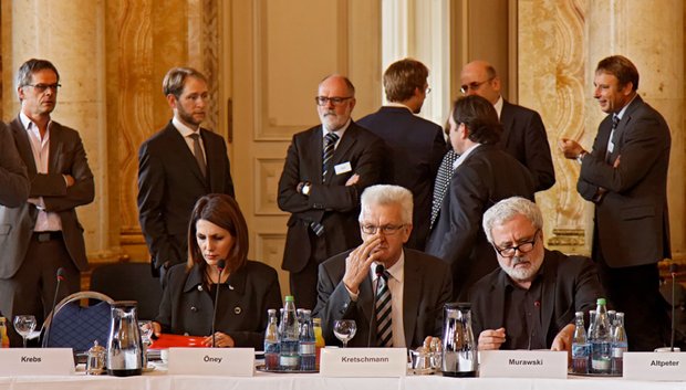 Ratlose Gesichter beim Flüchtlingsgipfel mitte Oktober 2014: Bilkay Öney, Ministerpräsident Winfried Kretschmann und Klaus-Peter Murawski. Foto: Joachim E. Röttgers