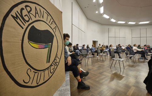 Wohlgeordnet lauschen die AktivistInnen der Diskussion.