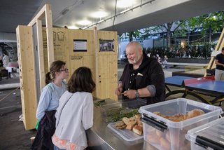Christian Paul Kaiser kocht für alle, die unter der Brücke Hunger haben. Christian Paul Kaiser kocht für alle, die unter der Brücke Hunger haben.