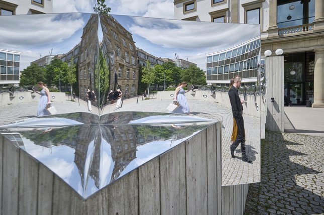 "Deconstructing Male Gaze" der Gruppe Adapter.