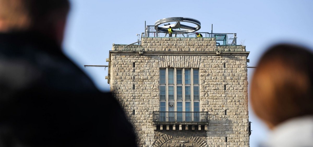 Stuttgart ist kaum wiederzuerkennen: Der Daimler-Stern auf dem Hauptbahnhof-Turm wurde abmontiert. Foto: Max Kovalenko