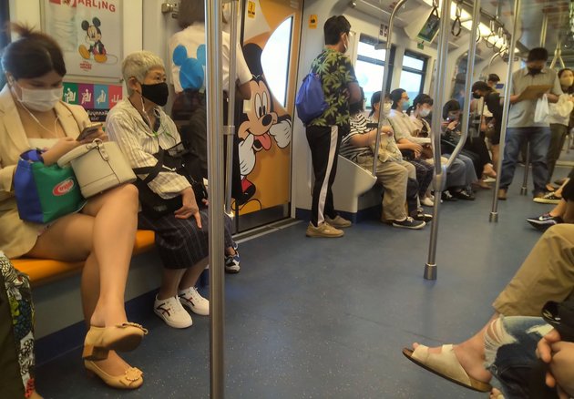 Masketragen ist selbstverständlich – zumal im Skytrain, in dem kein Abstand gehalten wird. "Sieh niemandem direkt ins Gesicht", lautet eine Aufforderung aus dem Lautsprecher.