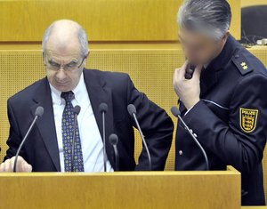 Als Sachverständige vor dem Untersuchungsausschuss des Landtags: Siegfried Stumpf und Jürgen von M.-B. (rechts). Foto: dpa