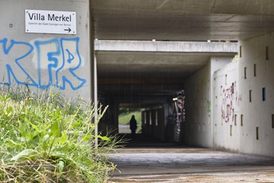 Inzwischen ohne Neonskulpturen: Der Tunnel, der die Stadt mit den Kunst-Locations verbindet. Inzwischen ohne Neonskulpturen: Der Tunnel, der die Stadt mit den Kunst-Locations verbindet.