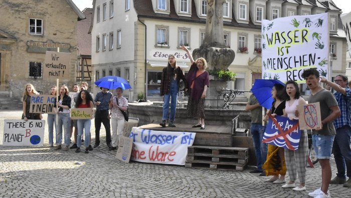 Auch in Hettichs Film formiert sich Protest. Symbol ist der Dorfbrunnen, der in echt im fränkischen Weikersheim steht.