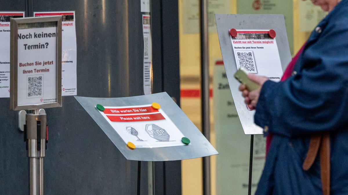 Vor Ort wird mit QR-Codes auf die schlecht funktionierenden Online-Angebote verwiesen. Foto: Jens Volle