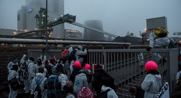 Lieber den Kapitalismus verbrennen als Kohle: "Ende Gelände"-AktivistInnen blockieren ein EnBW-Kraftwerk in Karlsruhe, Februar 2019.
