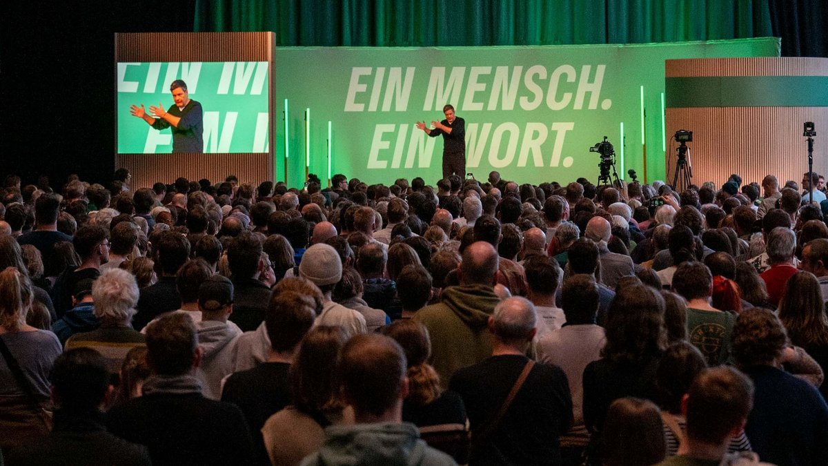 Robert Habeck will "die Freiheit der vielen verteidigen", sagt er in der Stuttgarter Carl-Benz-Arena. Fotos: Jens Volle
