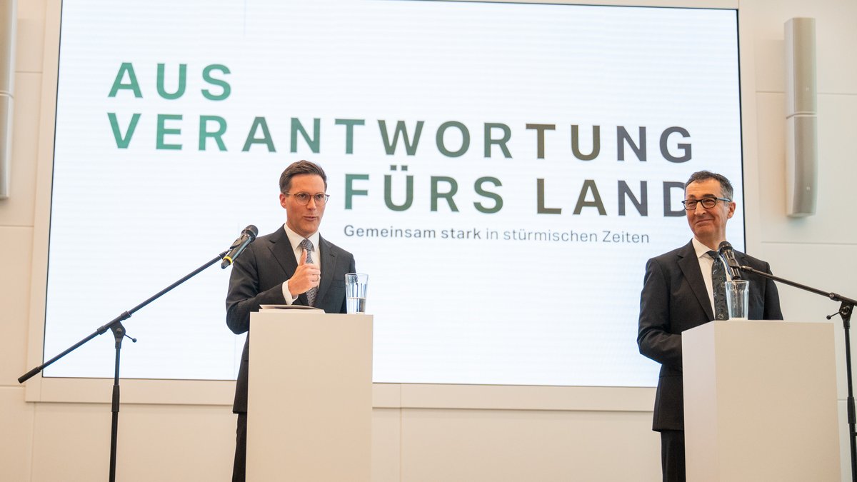 Manuel Hagel und Cem Özdemir (von links) bei der Präsentation des Koalitionsvertrags mit dem Titel "Aus Verantwortung fürs Land".