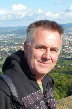 Sind sich gar nicht grün: die Gideon-Bibeln und Kriminalhauptkommissar Jürgen Sterk. Foto: privat