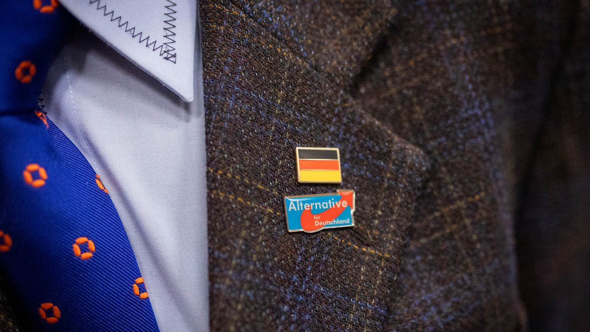 Die rechtsextreme Partei ist salonfähig geworden, das dazu passende Sakko ist braun. Foto: Julian Rettig