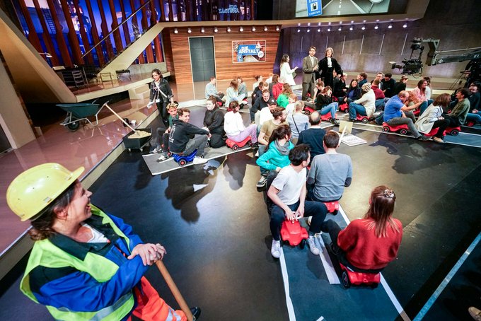 Hätte live nicht geklappt: Plötzlich ist das Studio voller Bobbycars. Foto: Michael Tremer, rsn