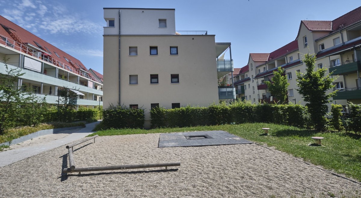 ... können dem Grau kaum trotzen. Gut zu erkennen: die Nachverdichtung – die Häuserreihe in der Mitte hat man frisch aufs Grün gesetzt.