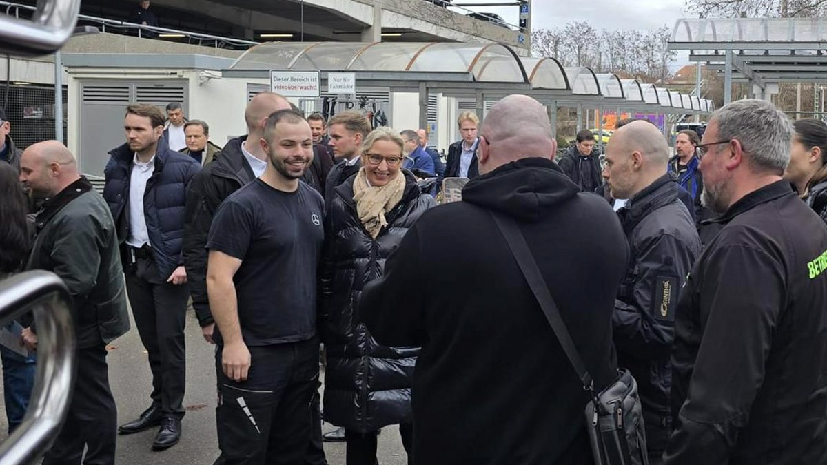 Alice Weidel vorm Mercedeswerk Untertürkheim. Ganz links: Markus Frohnmaier. Ganz rechts: Zentrumschef Oliver Hilburger. Foto: privat