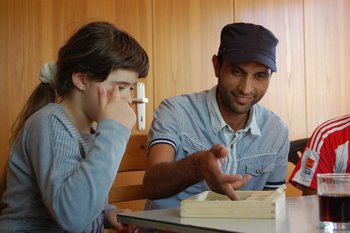 Jasmin Rettich und Ibrahim Hussein beim Zahlenlernen. Fotos: Kontext