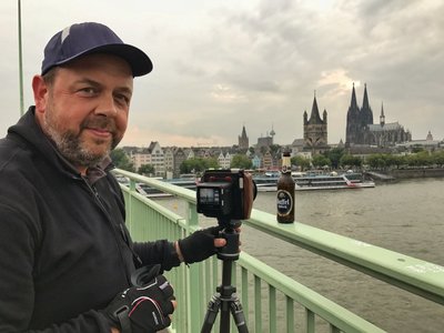 Andreas Teichmann am sechsten Tag seiner Wanderung bei der Rheinüberquerung auf der Deutzer Brücke in Köln.