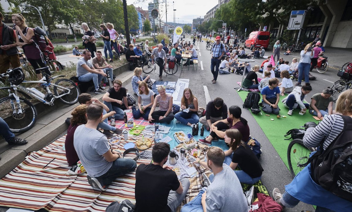 Das Resultat: ein fröhliches Picknick auf dem Raum, der normalerweise Autos vorbehalten ist. 