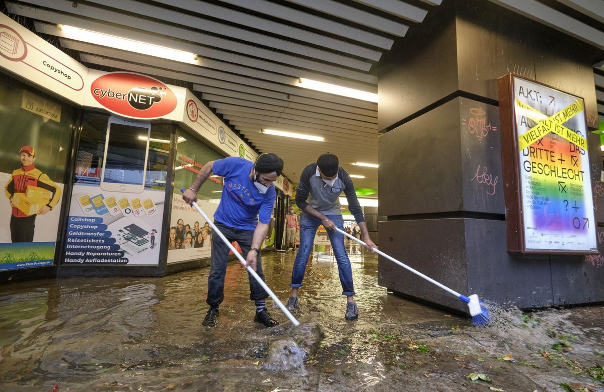 Regen fegen: Nach starken Unwettern im Juni lief die Klett-Passage am Stuttgarter Hauptbahnhof voll. 