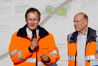 Stuttgart-21-Fan Schmalzl mit Landesverkehrsminister Winfried Hermann. Foto: Joachim E. Röttgers