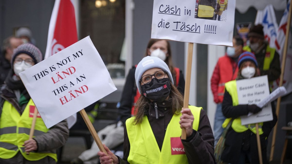 Auch sie können Englisch: Die Demonstrierenden beim Verdi-Streiktag in Stuttgart zu den Tarifverhandlungen für den öffentlichen Dienst.
