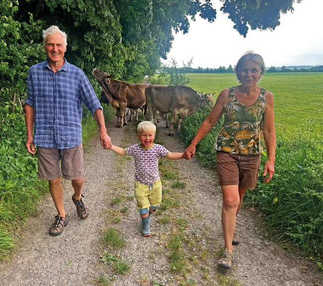 Das Ehepaar heute an der selben Stelle mit Enkelsohn. Foto: Brack