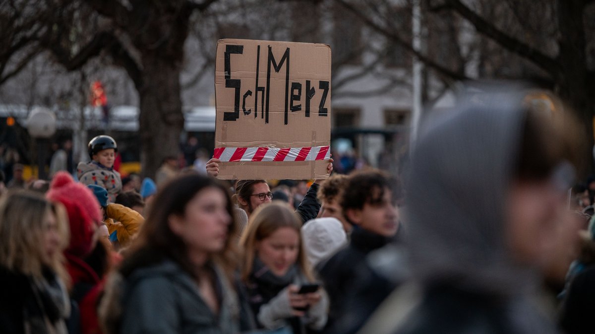 "Wir sind die Brandmauer" – in Stuttgart kamen am 1. Februar über 40.000 Menschen zusammen. Mehr Bilder mit Klick auf den Pfeil. Foto: Jens Volle