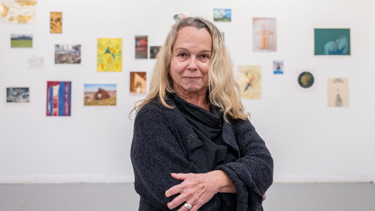 Susanne Jakob hat Kunstwerke aus Zentralasien mitgebracht – und eine Ahnung vom Leben in den Weiten der Steppe. Foto: Jens Volle