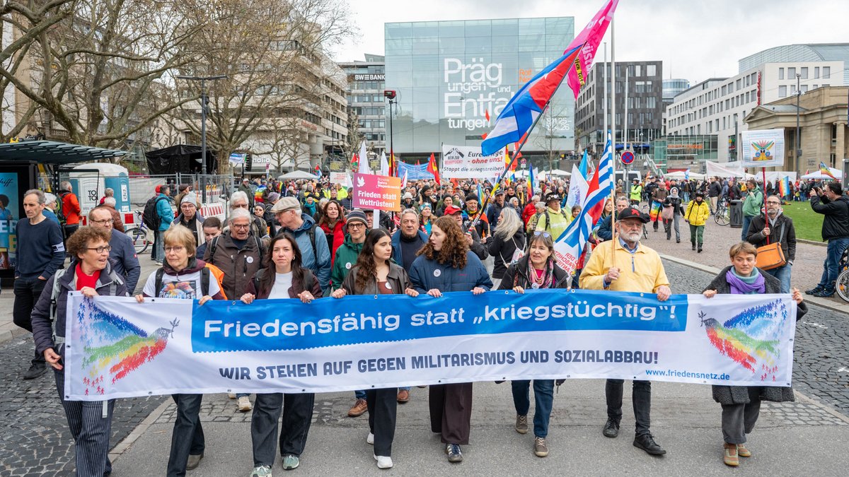 Mehr junge Menschen als sonst: Ostermarsch 2026 in Stuttgart. Foto: Jens Volle