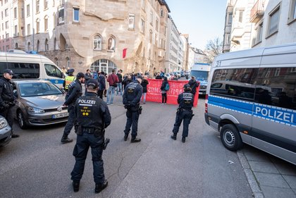 Räumung der Forststraße mit Polizei und Protest. Foto: Jens Volle