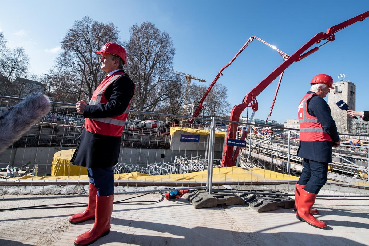 Jedem sein Mikro: Stuttgarts Oberbürgermeister (links) und Christoph Ingenhoven, Architekt der Tiefhaltestelle.  Jedem sein Mikro: Stuttgarts Oberbürgermeister (links) und Christoph Ingenhoven, Architekt der Tiefhaltestelle.