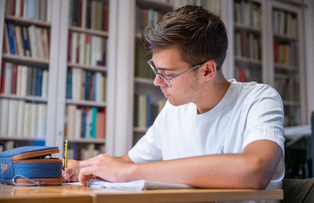 Schüler Samuel Pitterle schreibt eine Rede über Gerechtigkeit.