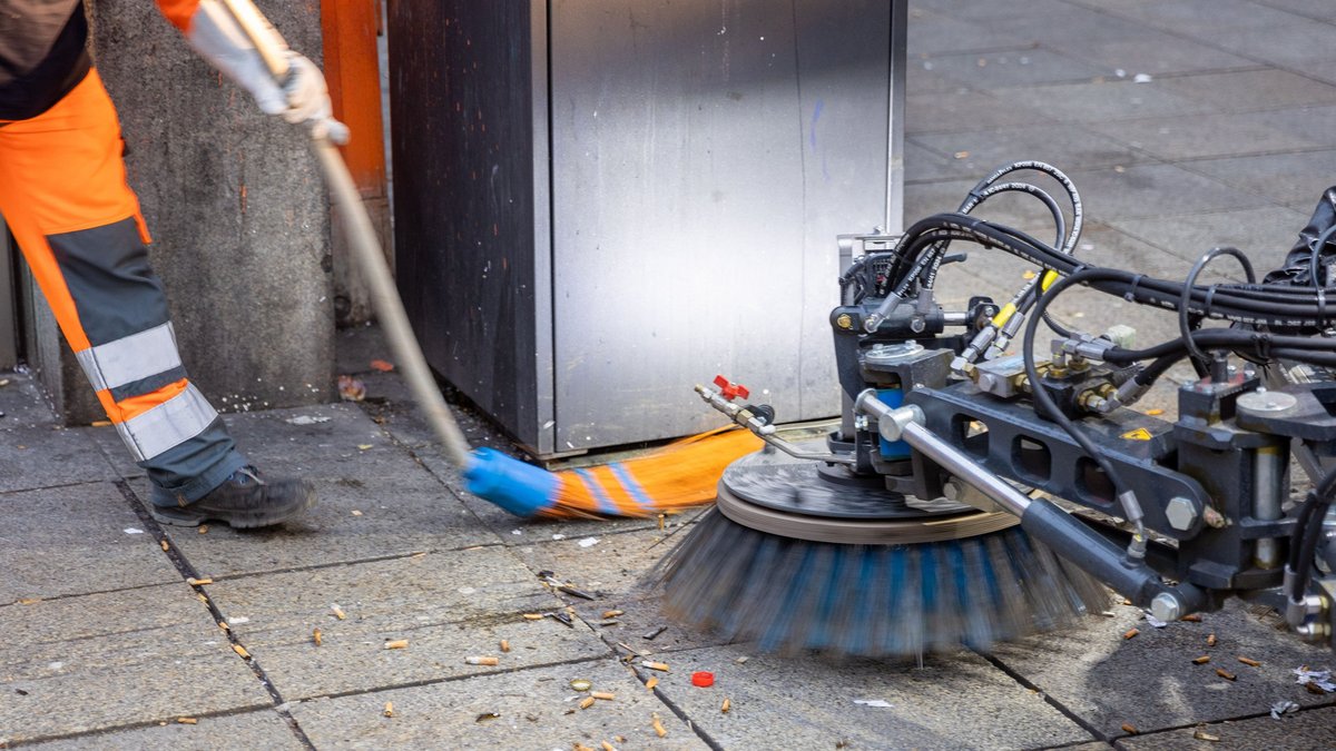 Verbessert das Stadtbild erheblich: eine sachgemäße Kippenstummelentfernung. Foto: Julian Rettig