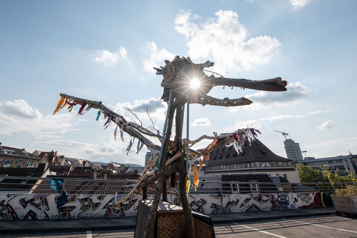 Kunst aufm Dach: Ein Schmuckstück ist das Züblin-Parkhaus immer noch nicht, aber auf, in und um es herum ist in den letzten Jahren einiges Neues entstanden. Mehr Bilder mit Klick auf den Pfeil. Kunst aufm Dach: Ein Schmuckstück ist das Züblin-Parkhaus immer noch nicht, aber auf, in und um es herum ist in den letzten Jahren einiges Neues entstanden. Mehr Bilder mit Klick auf den Pfeil.